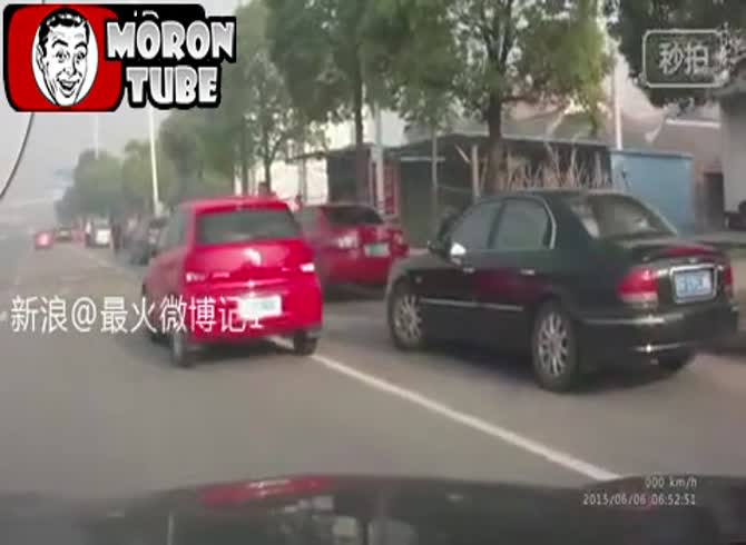 Video :A motorcyclist's carelessness costs him dearly